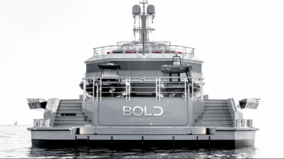 Motor superyacht with OMS Thruster